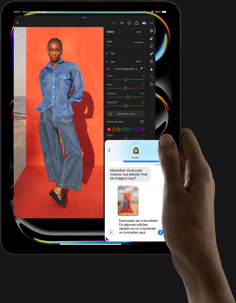 Alguém segura um iPad Pro na horizontal, mostrando a fotografia de uma pessoa sendo editada e uma conversa do iMessage na parte inferior da tela.