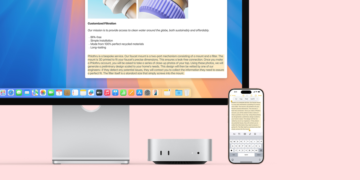 Um monitor Mac, um Mac mini prateado e um iPhone posicionados em ordem. O monitor e a tela do iPhone mostram o uso da Área de Transferência Universal para copiar e colar de um aparelho Apple para outro.