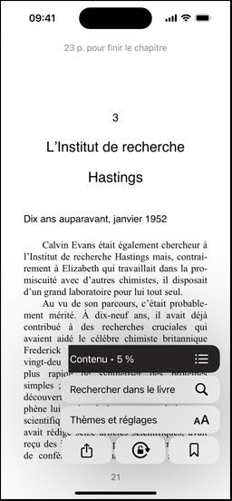 Écran d’un iPhone affichant la page d’un livre dans l’app Livres. Les options pour agrandir le texte, rechercher dans le livre et choisir les thèmes et réglages sont superposées à la page