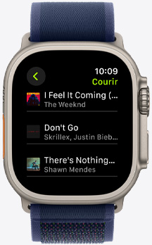 Écran d’Apple Watch Ultra montrant la liste de lecture Apple Music d’un entraînement Courir de Fitness+