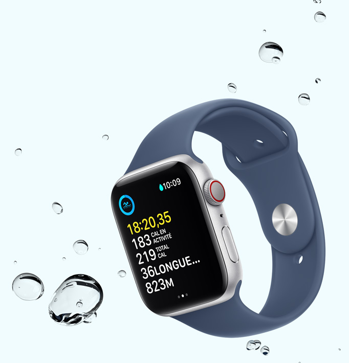 « Une Apple Watch SE affichant un entraînement de nage, entourée de gouttelettes d’eau »