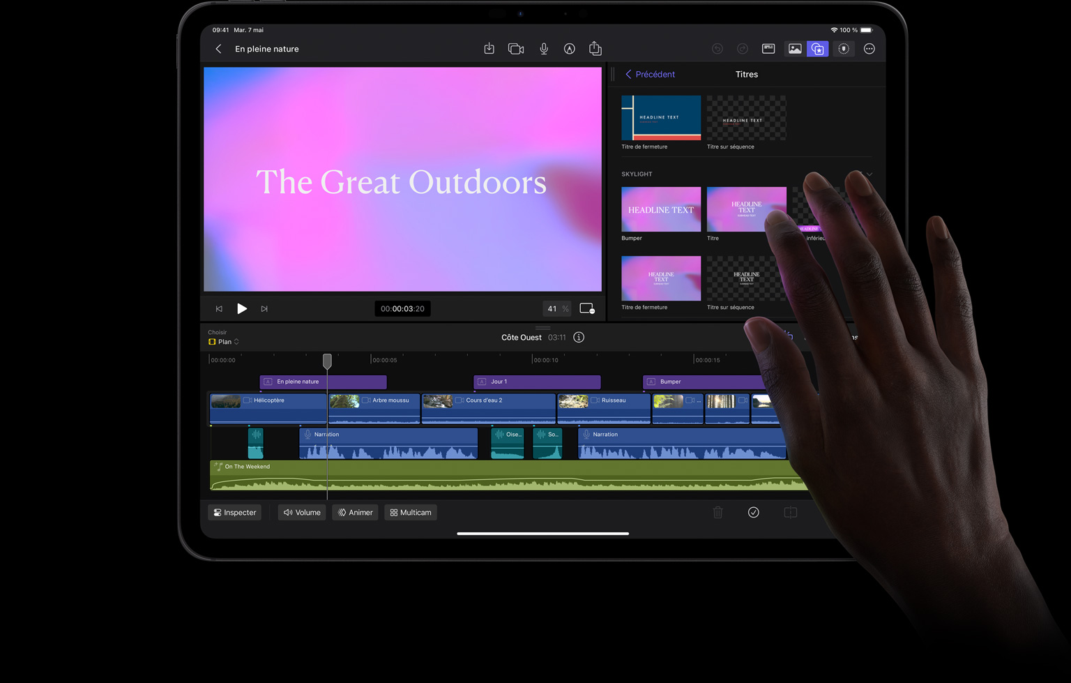 Un doigt touche l’écran d’iPad Pro pour sélectionner un arrière-plan de titre rose et bleu dans Final Cut Pro pour iPad.