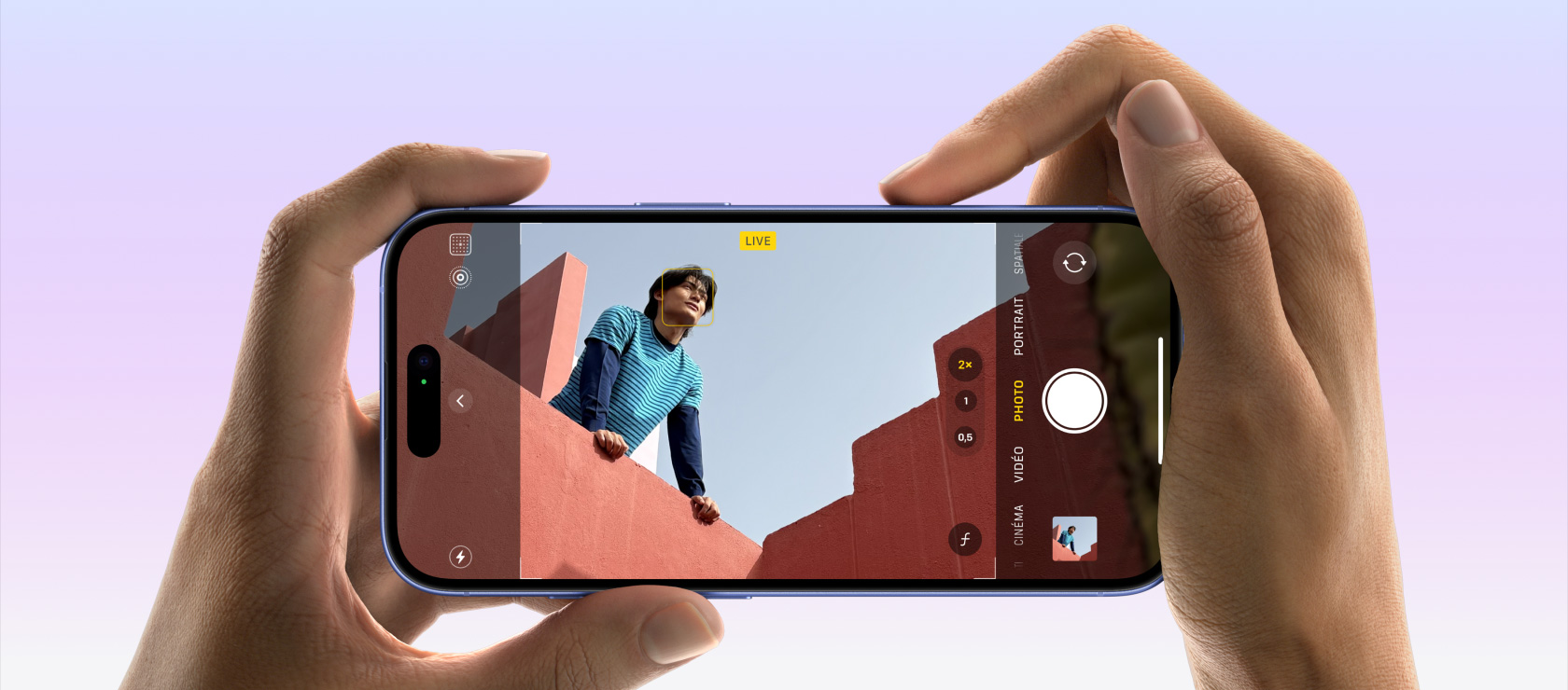 Commande de la caméra sur iPhone 16, l’index de la main droite glisse sur le côté du téléphone pour ajuster les réglages de la caméra