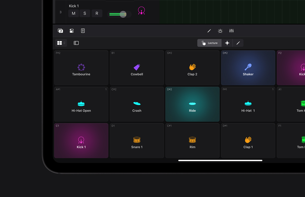 Gros plan sur un iPad Pro affichant une batterie sur mesure dans Logic Pro pour iPad.