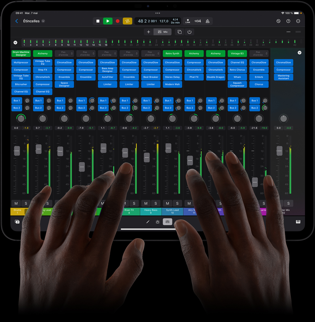 Des mains touchent un iPad Pro pour utiliser une console de mixage complète dans Logic Pro pour iPad.