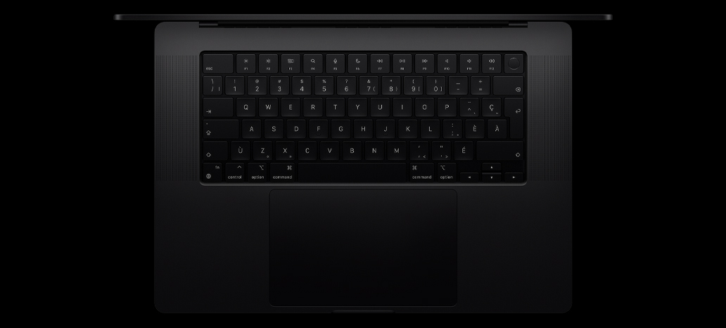 Vue en plongée de MacBook Pro montrant le Magic Keyboard avec Touch ID et le pavé tactile