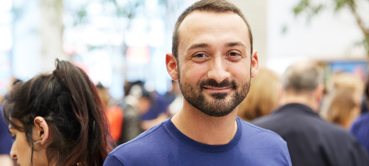 Emanuele 在一家 Apple Store 零售店中