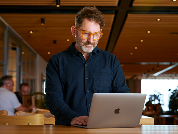 An Apple team member using a MacBook in Caffè Macs.