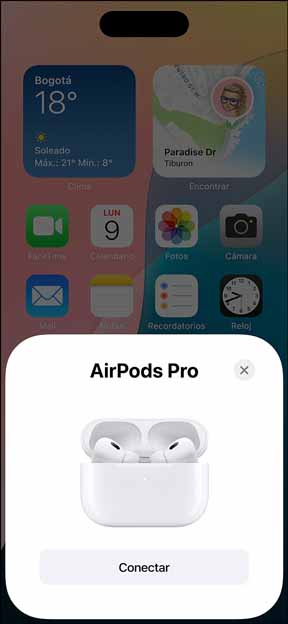 Imagen de un iPhone enlazándose con unos AirPods Pro en un estuche con grabado personalizado.