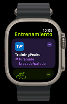 Un Apple Watch Ultra 2 muestra la app TrainingPeaks.