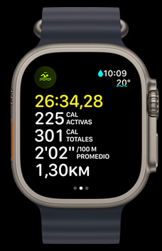 Un Apple Watch Ultra 2 muestra un entrenamiento de natación en aguas abiertas con datos sobre la duración, las calorías y el ritmo.