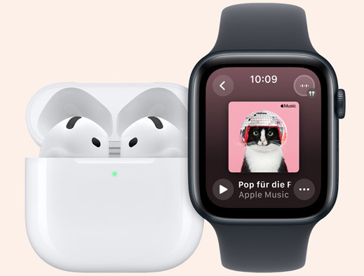 AirPods neben einer Apple Watch.