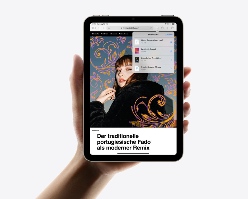 Eine Hand hält das iPad mini im Hochformat, das Downloads in Safari zeigt.