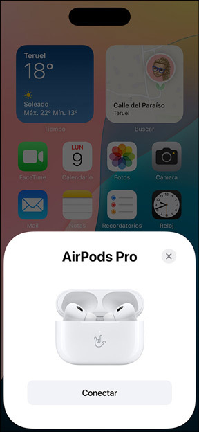 Imagen de unos AirPods Pro dentro de un estuche de carga MagSafe al lado de un iPhone. En la pantalla de inicio del iPhone se muestra un recuadro con el botón para enlazar fácilmente ambos dispositivos.