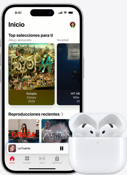 Un iPhone 16 reproduciendo música con unos AirPods al lado