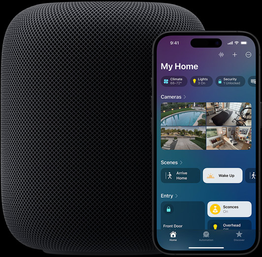 En iPhone – med hemskärmen för Hem-appen – är placerad lite framför en HomePod-högtalare