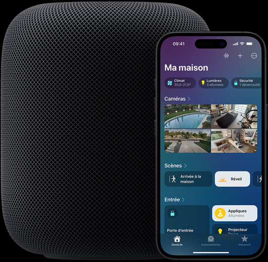 Un iPhone affichant l’écran d’accueil de l’app Maison est placé légèrement devant une enceinte HomePod