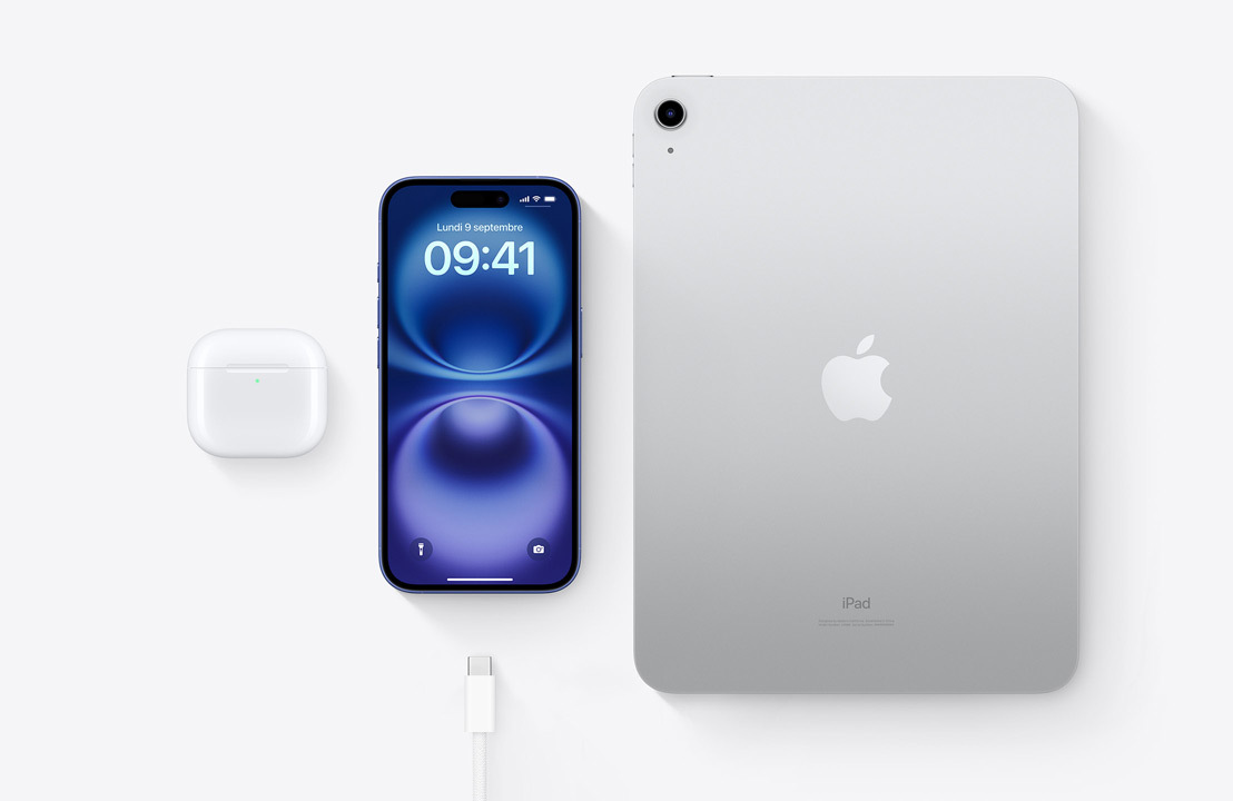 Vue plongeante sur des AirPods Pro, un iPhone 15 et un iPad avec un connecteur USB-C pour montrer que les trois appareils peuvent être rechargés à l’aide du même câble USB-C.