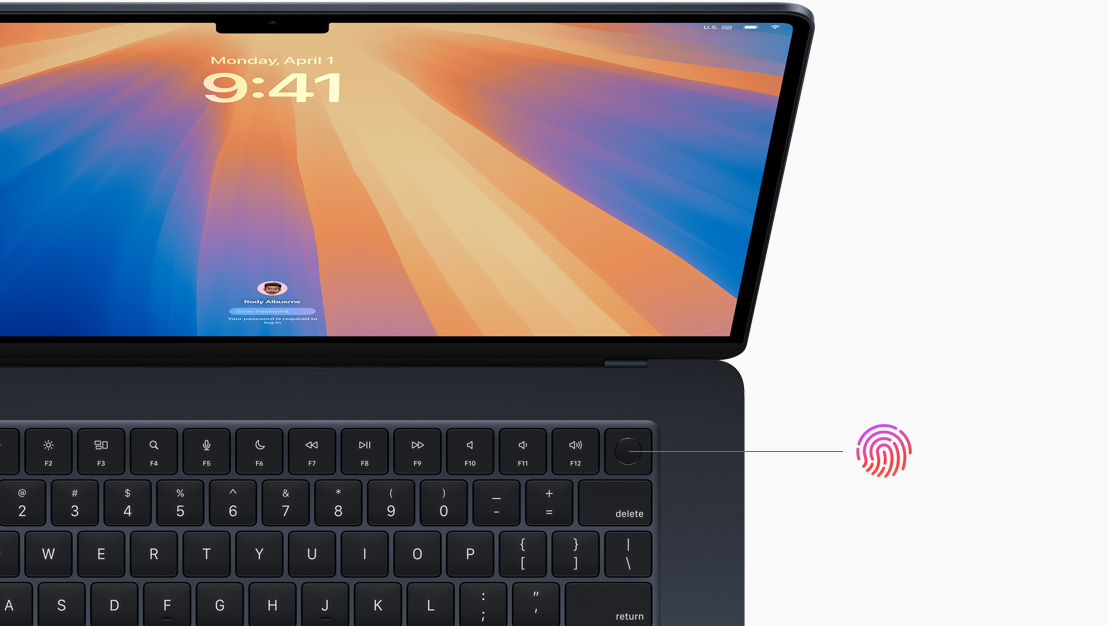 Kinyitott asztrofekete MacBook Pro képe, amely a Touch ID gomb elhelyezkedésére hívja fel a figyelmet.