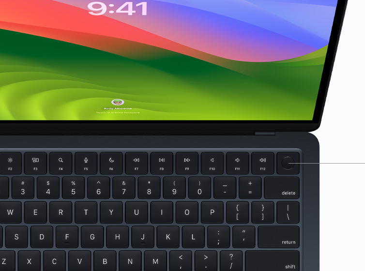 A MacBook Air felülnézetből, látható a Touch ID és a Magic Keyboard