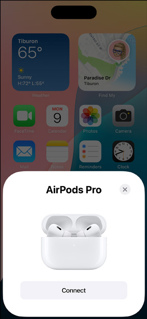 Casing Pengisian Daya MagSafe memperlihatkan AirPods Pro di samping iPhone. Petak kecil di layar home iPhone menampilkan pop-up dengan tombol hubungkan yang dengan mudah memasangkan AirPods saat diketuk.