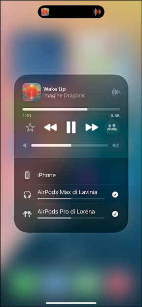 Display di un iPhone che mostra due paia di AirPods che riproducono “All for Nothing (I’m So in Love)” di Lauv.