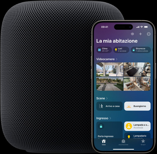 Un altoparlante HomePod con davanti un iPhone che mostra la schermata home dell’app Casa