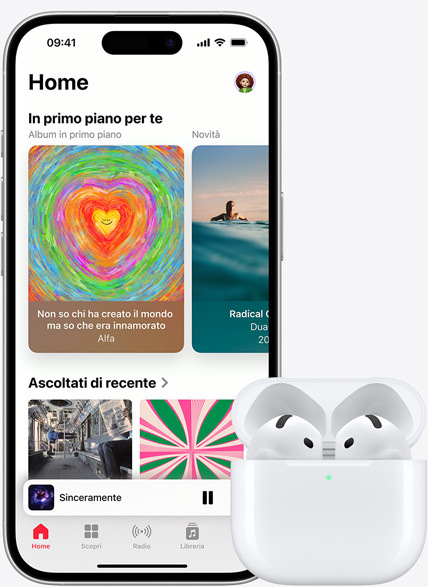 Un iPhone 16 che riproduce una canzone con accanto un paio di AirPods