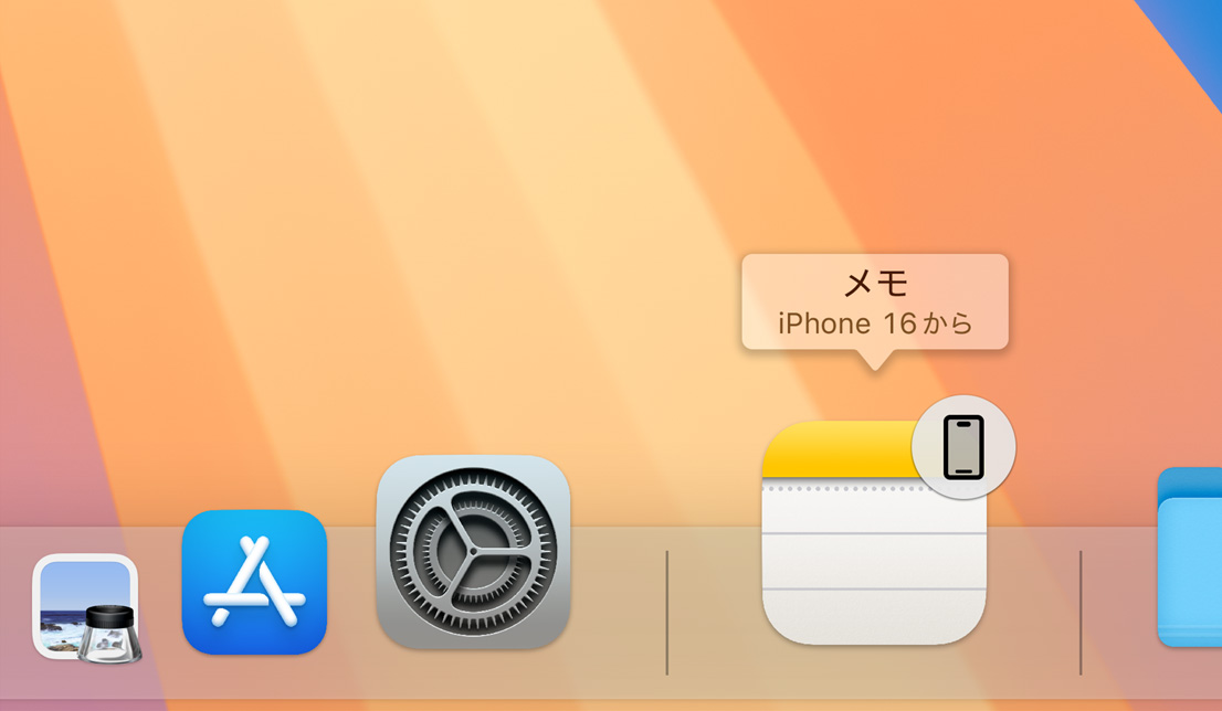 MacBook AirのDockに、連係しているiPhoneのメモアプリが表示されている。