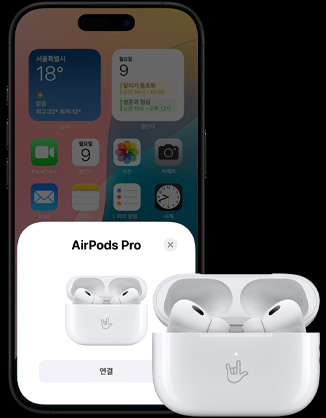 열려 있는 충전 케이스 안에 AirPods 4가 담겨 있는 모습. 그 옆에 있는 iPhone은 AirPods 4가 연결되었음을 알려줍니다.