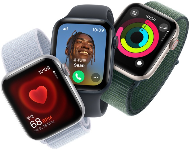 심박수 모니터링, 걸려오는 전화, 활동 링을 보여주는 세 개의 Apple Watch SE 기기