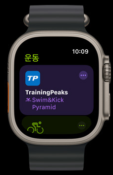 Apple Watch Ultra 2에 TrainingPeaks이 표시된 모습.