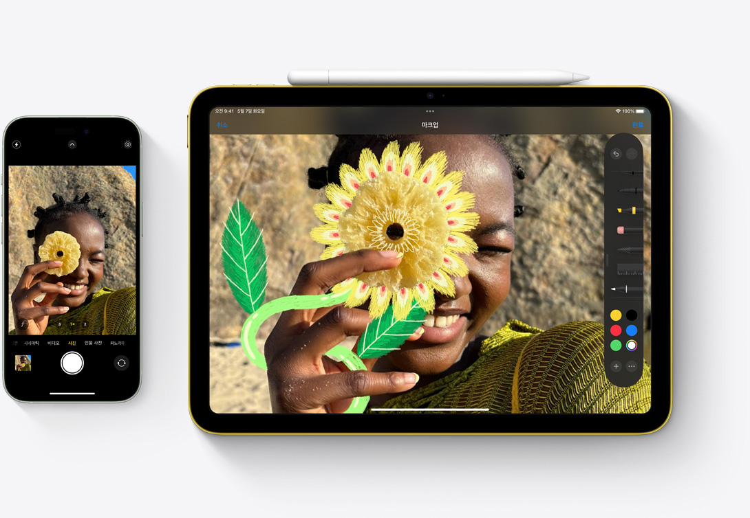 iPhone 15과 iPad가 나란히 놓인 모습. iPhone 카메라로 찍은 사진을 iPad의 ‘사진’ 앱에서 마킹할 수 있다는 걸 보여줍니다.