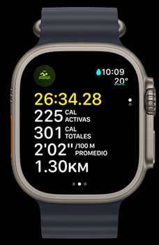 Un Apple Watch Ultra 2 muestra un entrenamiento de natación en aguas abiertas con datos sobre la duración, las calorías y el ritmo.