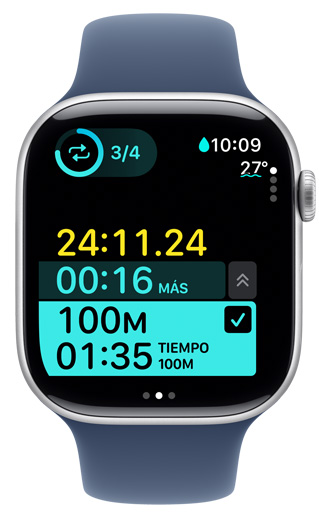 La pantalla de un Apple Watch muestra los tiempos de un entrenamiento personalizado para natación en piscina