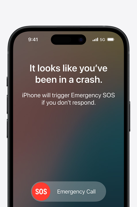 Trys „iPhone“ modeliai, kuriuose parodyti trys skirtingi veiksmai su „Emergency SOS“ per palydovą, „Crash Detection“ ir „Roadside Assistance“ per palydovą.