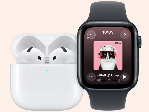 سماعات AirPods بجانب Apple Watch.