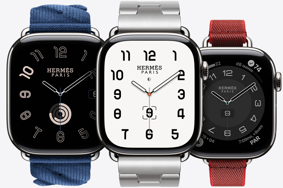 صورة أمامية لساعة Apple Watch Hermès Ultra 2 الجديدة تُظهر واجهة الساعة Maritime الجديدة وحزام En Mer بلون Bleu Nuit (أزرق).