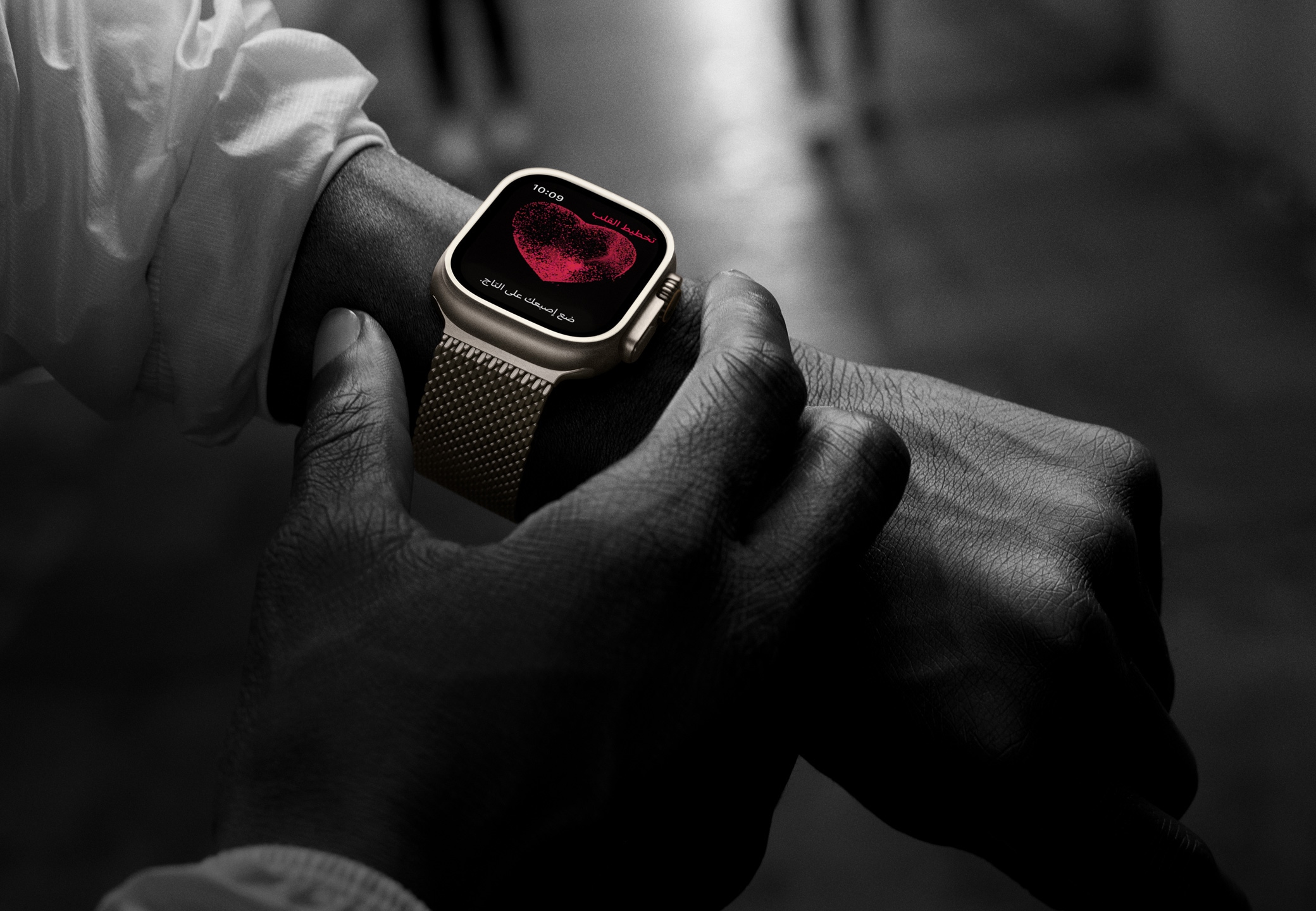 شخص يستخدم ميزة تخطيط القلب على ساعة Apple Watch Ultra 2.