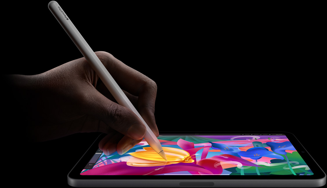 يد مستخدم تمسك بقلم Apple Pro وترسم أعمالاً فنية ملونة على iPad mini‏.