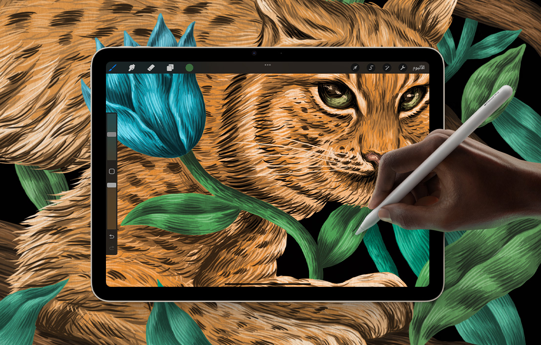 جهاز Pad Air يعرض رسماً على تطبيق Procreate ينتشر في الخلفية.
