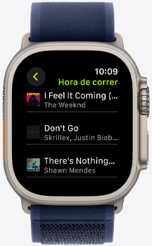 Una playlist de Apple Music para un entrenamiento Hora de Correr de Fitness+ en la pantalla de un Apple Watch Ultra