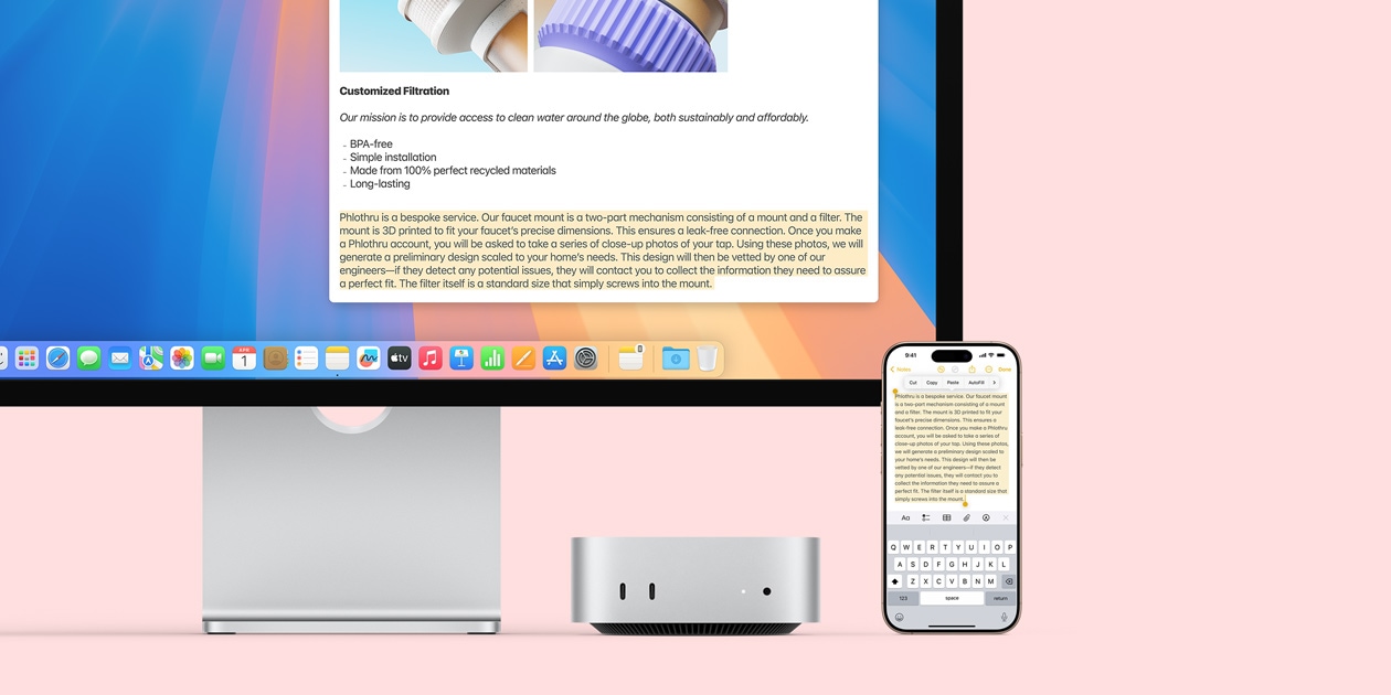 Monitor do Maca, Mac mini w kolorze srebrnym i iPhone ustawione w rzędzie. Na wyświetlaczu monitora i ekranie iPhone’a widać funkcję Uniwersalny schowek, która pozwala kopiować i przeklejać treści z jednego urządzenia Apple na drugie