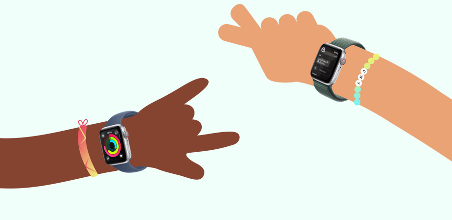 แขนเด็กแบบการ์ตูนใส่ Apple Watch SE ที่แสดงวงแหวนกิจกรรม อยู่ข้างๆ แขนเด็กแบบการ์ตูนใส่ Apple Watch SE ที่แสดงแอปข้อความ