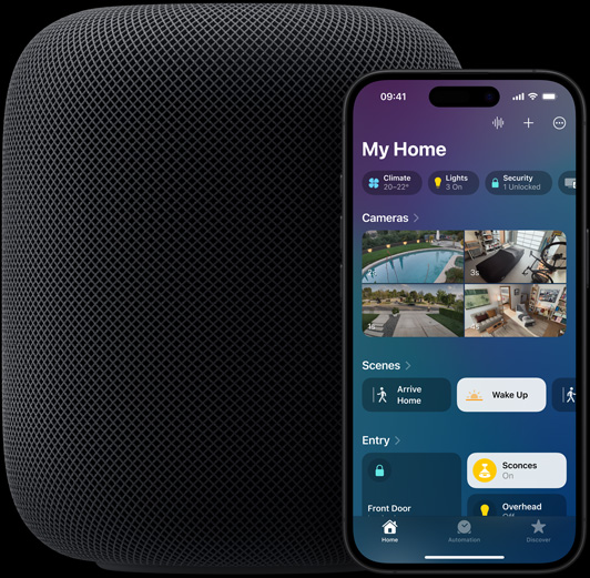 iPhone ที่แสดงหน้าแรกของแอปบ้านวางอยู่หน้าลำโพง HomePod เล็กน้อย