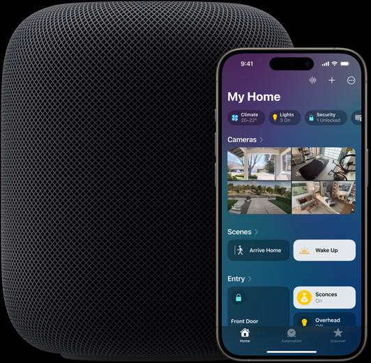 iPhone ที่แสดงหน้าแรกของแอปบ้านวางอยู่หน้าลำโพง HomePod เล็กน้อย