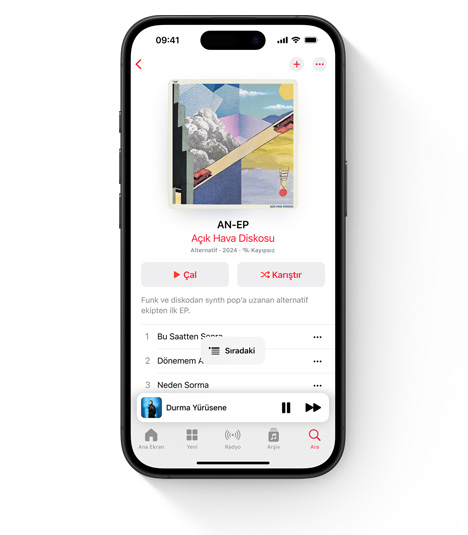 Açık Hava Diskosu çalan Apple Music kullanıcı arayüzünü gösteren iPhone