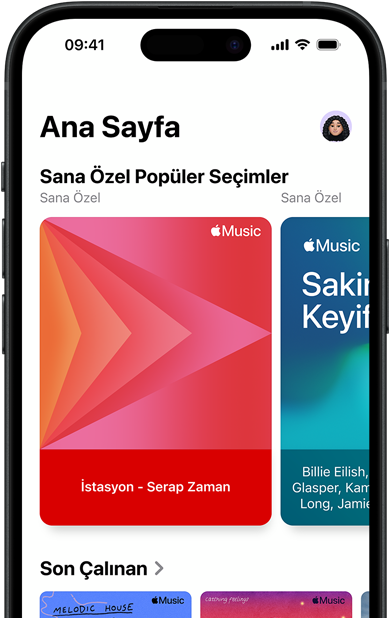 iPhone ekranında Apple Music Ana Sayfa sekmesi, Sana Özel Popüler Seçimler dönen reklamı ile Jenny Court’un kişiselleştirilmiş istasyonları ve çalma listeleri gösteriliyor