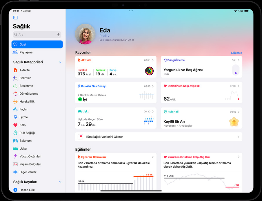 Yatay pozisyonda iPad Pro, ekranda kullanıcının Sağlık uygulaması özeti görünüyor