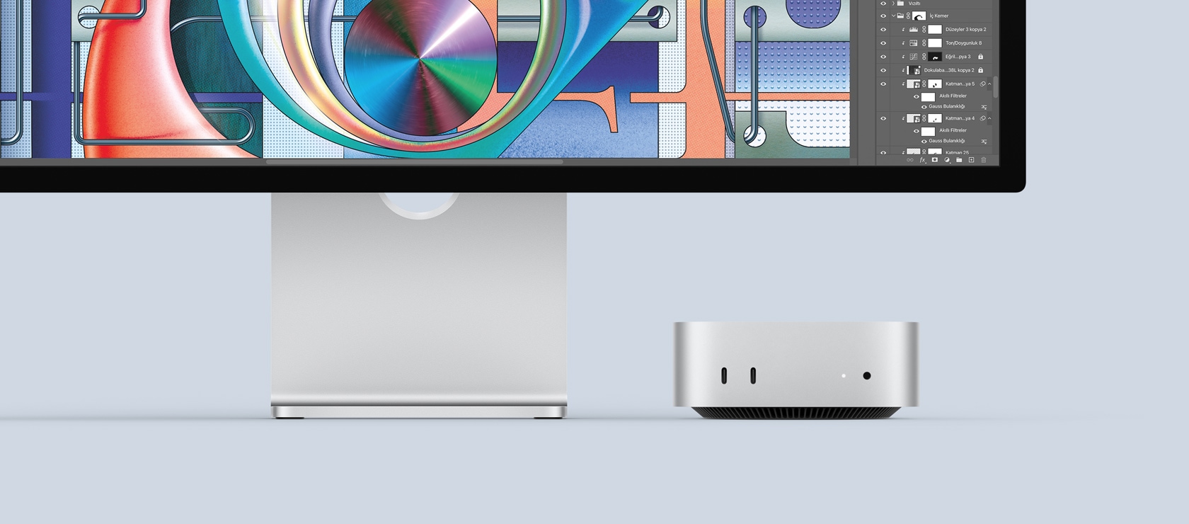 Gümüş rengi Mac mini’nin ön bağlantı noktalarını ve gösterge ışığını gösteren önden görünümü, renkli bir ekranın açık olduğu Mac monitörün altına nasıl kolayca sığdığı gösteriliyor